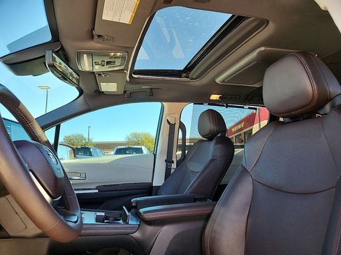 Used 2023 Toyota Sienna Platinum image 7