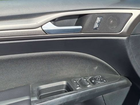 Used 2018 Ford Fusion SE w/ Fusion SE Technology Package FWD image 20
