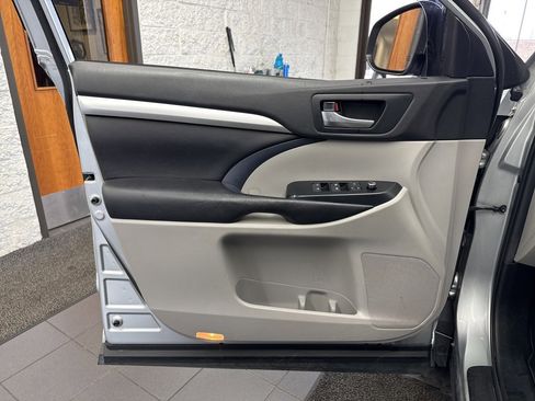 Used 2019 Toyota Highlander XLE image 37