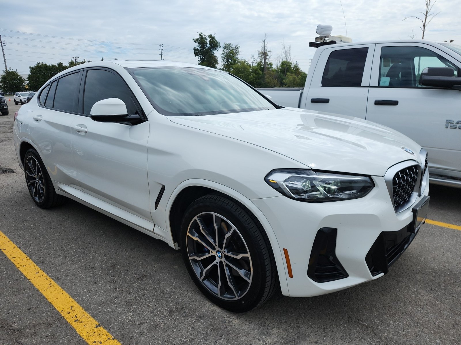 Used 2022 BMW X4 xDrive30i AWD/4WD image 5