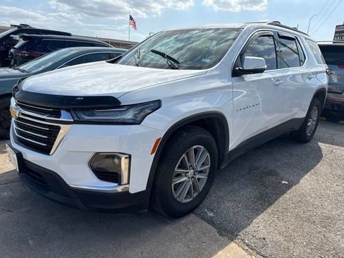 Used 2023 Chevrolet Traverse LT w/ Rear Camera Mirror Package FWD image 2