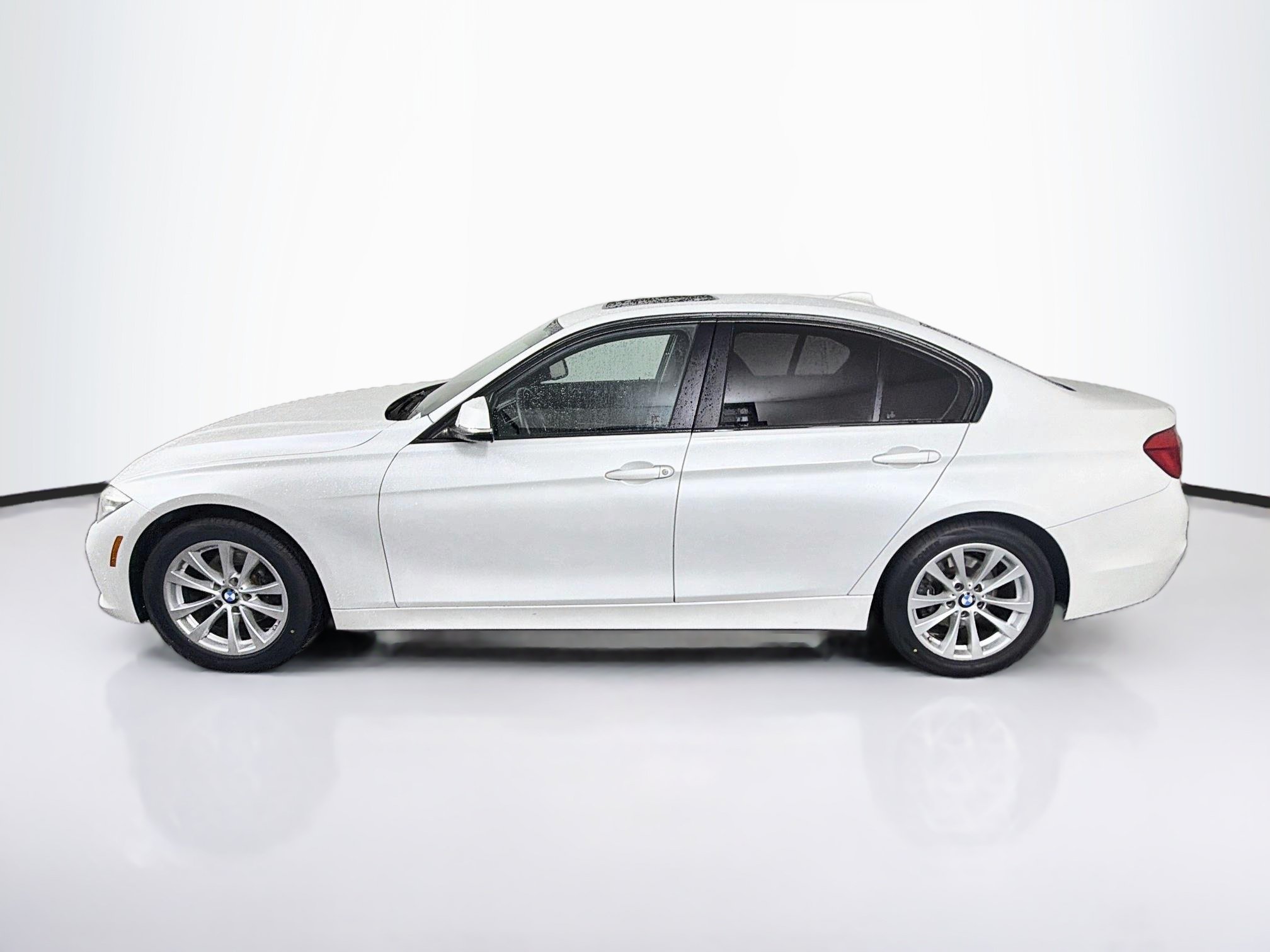 Used 2018 BMW 320i Sedan RWD image 4