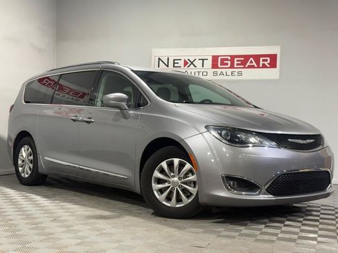 Used 2018 Chrysler Pacifica Touring-L w/ Premium Audio Group FWD image 1