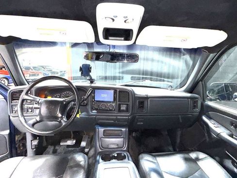 Used 2002 Chevrolet Avalanche 1500 4dr 4WD Crew Cab SB w/ Off-Road Suspension Pkg image 2