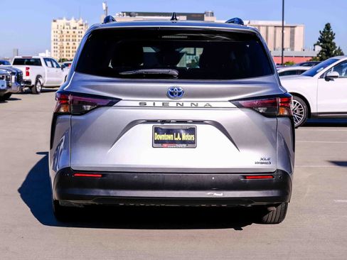 Used 2024 Toyota Sienna XLE FWD image 5