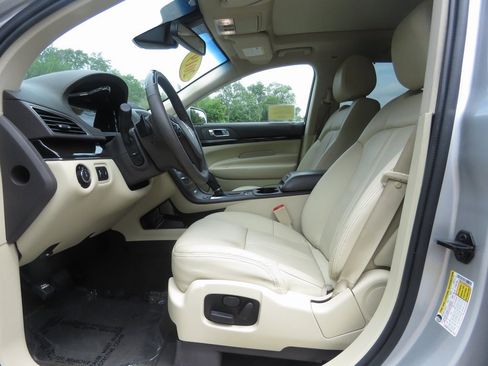 Used 2019 Lincoln MKT AWD image 11