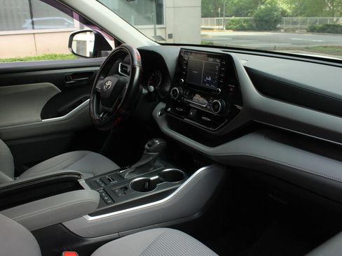 Used 2020 Toyota Highlander L AWD/4WD image 25