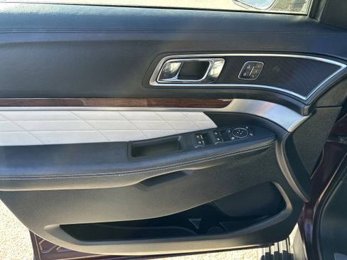 Used 2018 Ford Explorer Platinum image 10