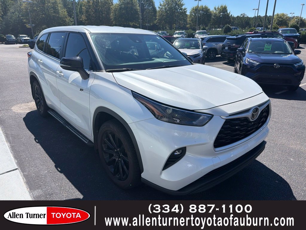 Used 2023 Toyota Highlander LE AWD/4WD image 1