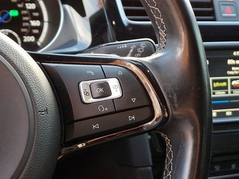 Used 2017 Volkswagen Golf R 4-Door image 22