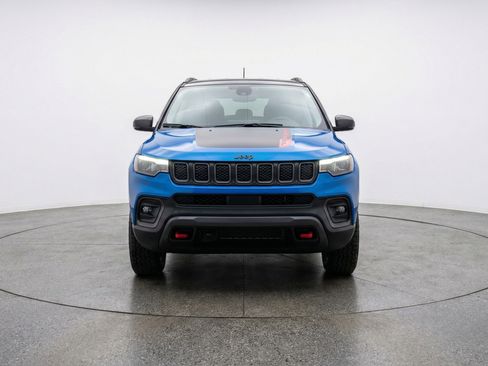Used 2025 Jeep Compass Trailhawk AWD/4WD image 2