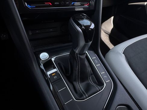New 2025 Volkswagen Taos SE FWD image 20