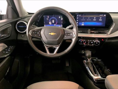 Used 2025 Chevrolet Trax LT w/ LT Convenience Package image 5