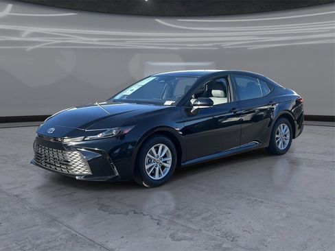 Used 2025 Toyota Camry LE w/ Convenience Package image 1