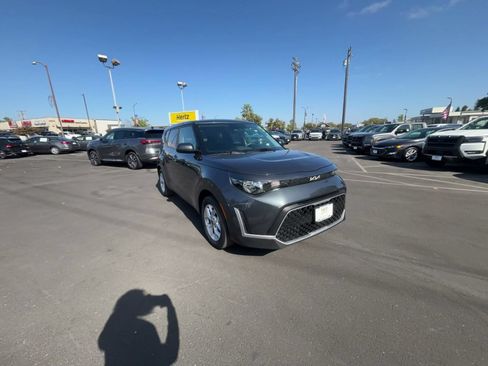 Used 2025 Kia Soul LX w/ LX Technology Package FWD image 3