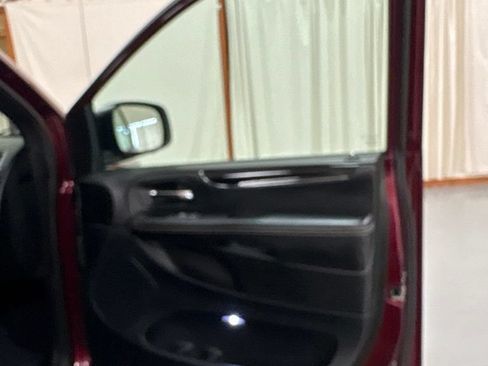 Used 2018 Dodge Grand Caravan SE FWD image 26