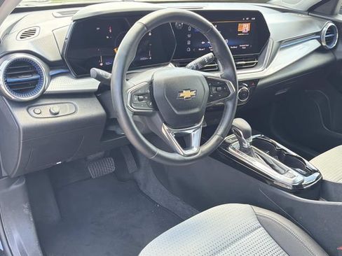 Used 2025 Chevrolet Trax LT w/ LT Convenience Package FWD image 16