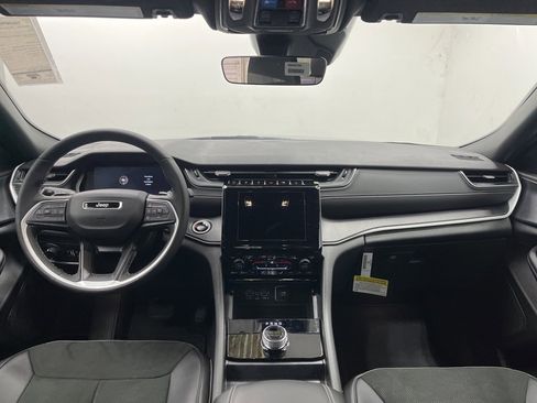 New 2025 Jeep Grand Cherokee Altitude image 6