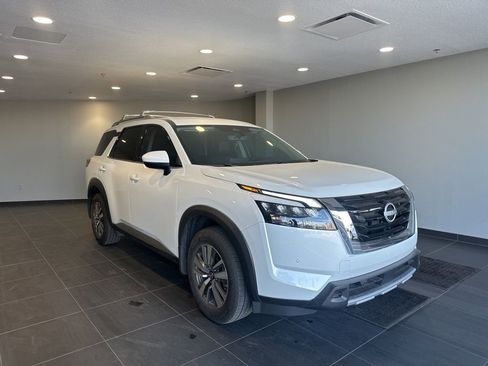 Used 2025 Nissan Pathfinder SL image 3