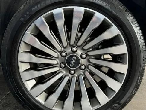 Used 2020 Lincoln Navigator L Reserve w/ Luxury Package image 16