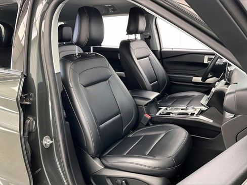 Used 2023 Ford Explorer XLT w/ Equipment Group 202A image 7