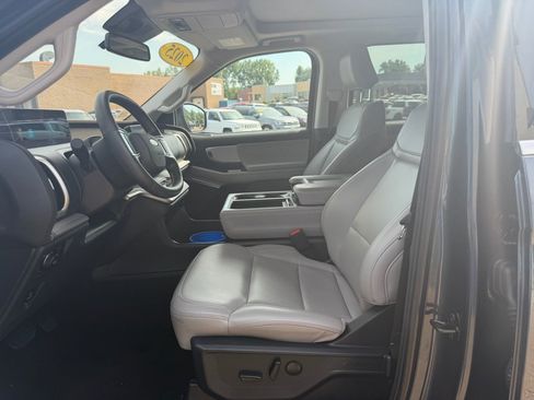 Used 2025 Ford Expedition Active AWD/4WD image 9