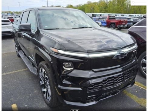 Used 2025 Chevrolet Silverado EV RST AWD/4WD image 3