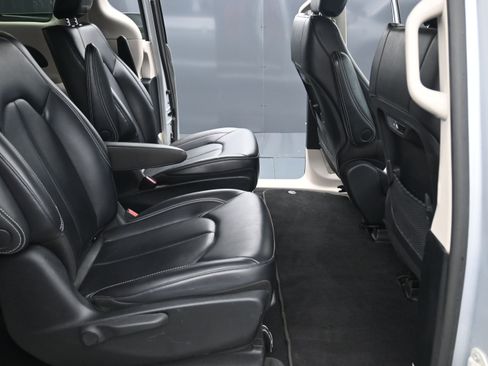 Used 2023 Chrysler Pacifica Touring-L FWD image 26