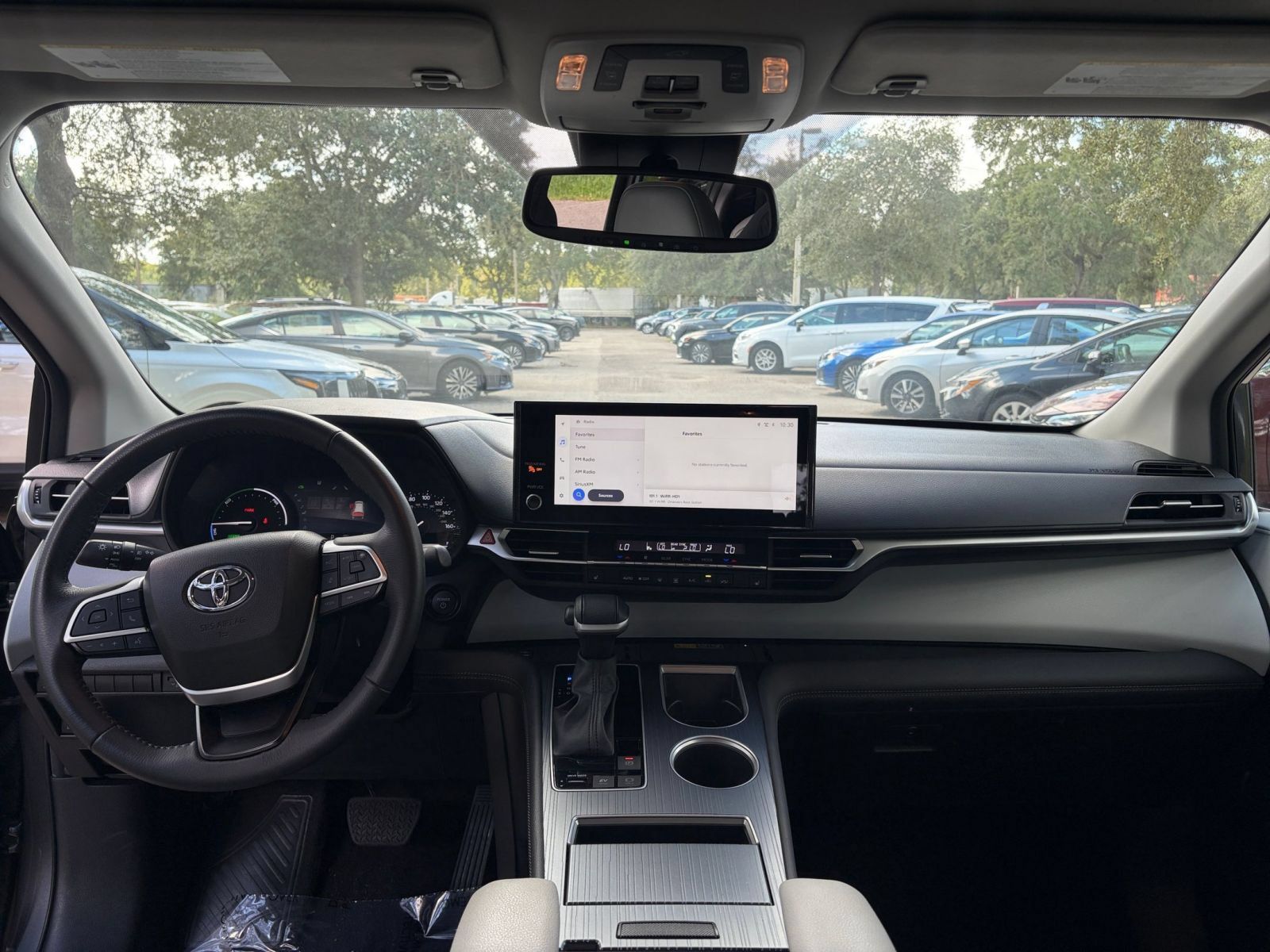 Used 2025 Toyota Sienna XLE FWD image 36