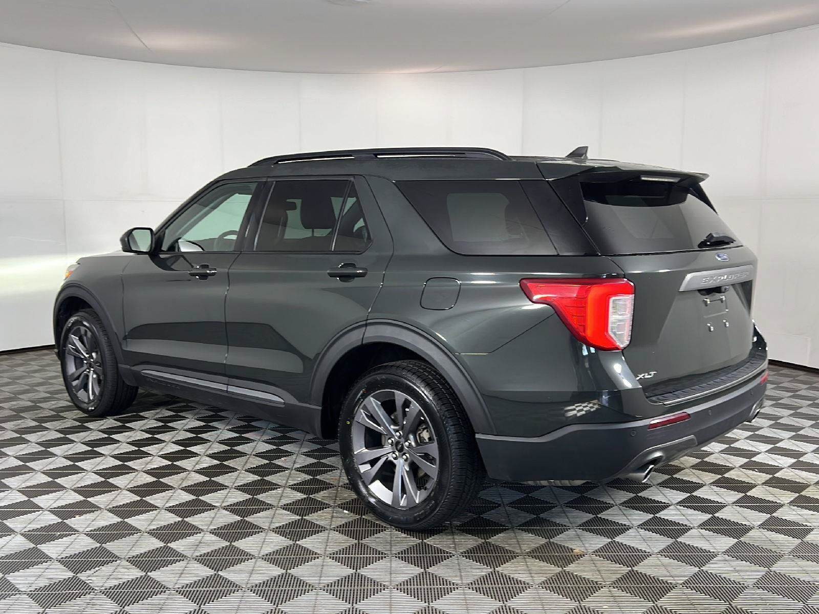 Used 2022 Ford Explorer XLT w/ Equipment Group 202A AWD/4WD image 9