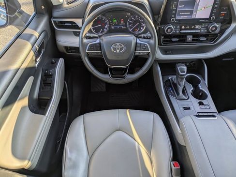 Used 2020 Toyota Highlander XLE image 18