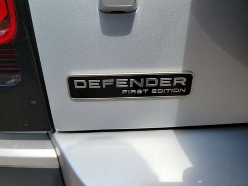 Used 2020 Land Rover Defender 110 First Edition image 31