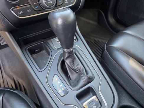 Used 2019 Jeep Cherokee Latitude Plus w/ Comfort/Convenience Group FWD image 29