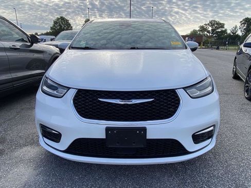 Used 2023 Chrysler Pacifica Touring-L FWD image 2