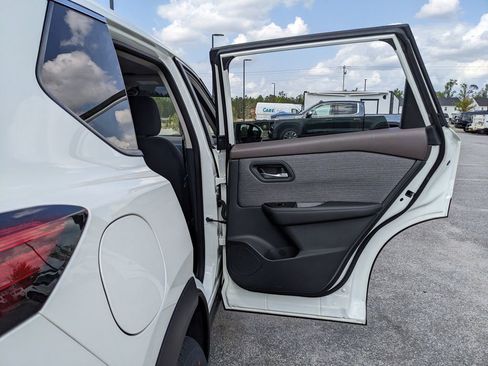 Used 2023 Nissan Rogue SV image 34