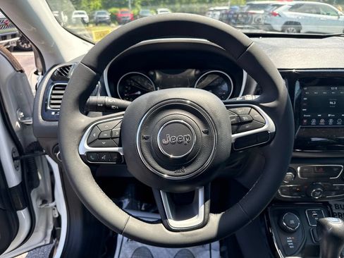 Used 2021 Jeep Compass Latitude AWD/4WD image 36