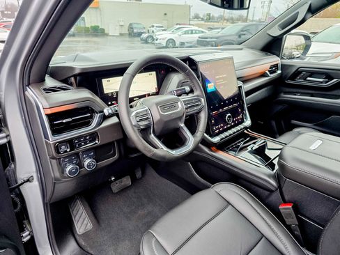 Used 2025 GMC Yukon XL Denali w/ Sun & Power Step Package image 8