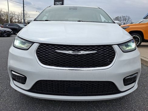 Used 2023 Chrysler Pacifica Touring-L FWD image 2