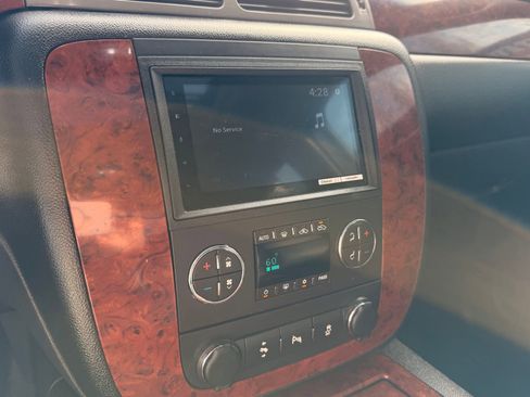 Used 2013 Chevrolet Avalanche LTZ image 23