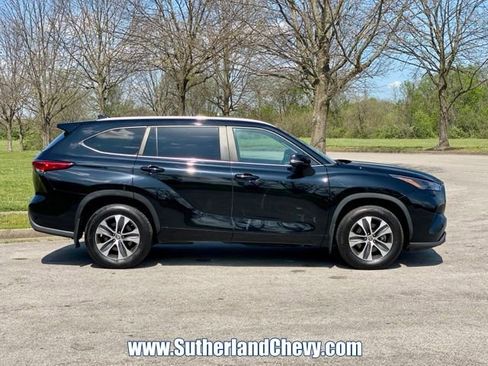 Used 2023 Toyota Highlander XLE image 8