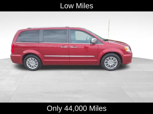 Used 2012 Chrysler Town & Country Limited w/ Luxury Group FWD image 2