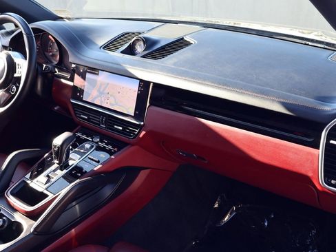 Certified 2022 Porsche Cayenne Platinum Edition image 25