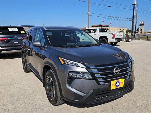 Used 2024 Nissan Rogue SV w/ SV Premium Package image 7