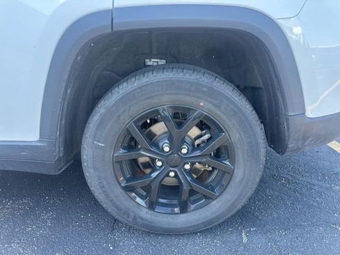 Used 2025 Jeep Grand Cherokee Altitude AWD/4WD image 12