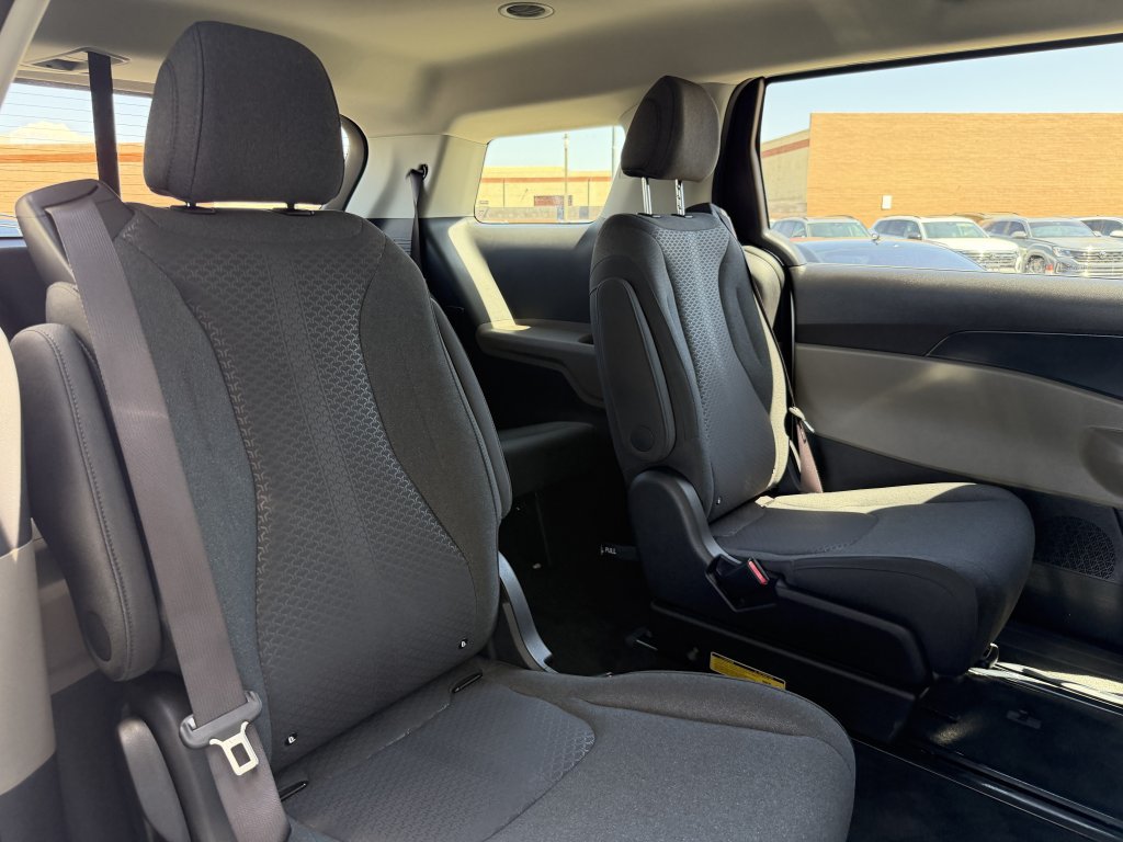 Used 2025 Kia Carnival LX FWD image 38