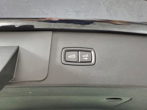 Used 2022 Porsche Cayenne w/ Premium Package image 8