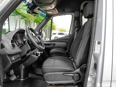 Used 2025 Mercedes-Benz Sprinter 2500 image 4