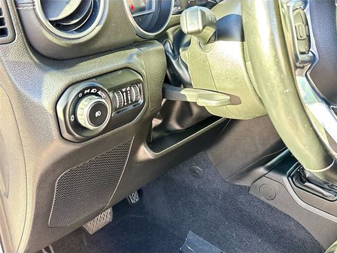 Used 2022 Jeep Wrangler Unlimited Sahara w/ LED Lighting Group AWD/4WD image 10