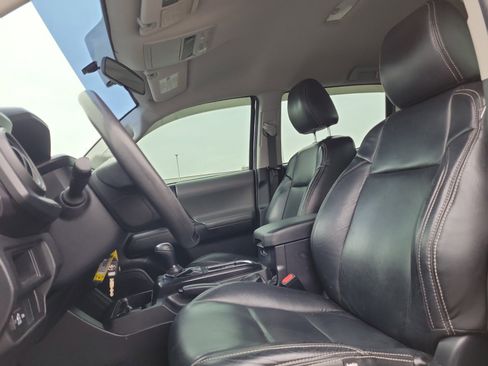 Used 2017 Toyota Tacoma SR image 20