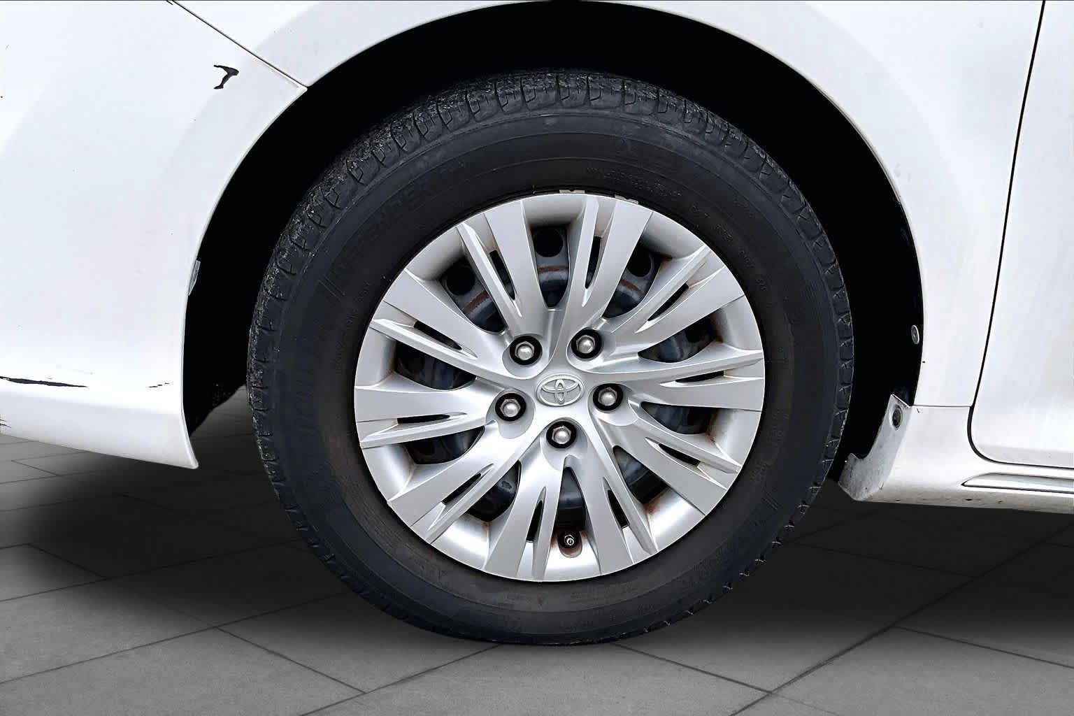 Used 2012 Toyota Camry LE FWD image 13